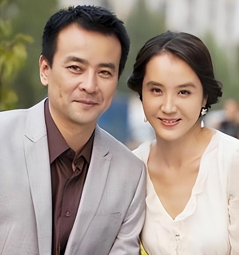 回顾演员罗钢娶小23岁郝蕾陪娇妻战胜遗传病48岁老来得子