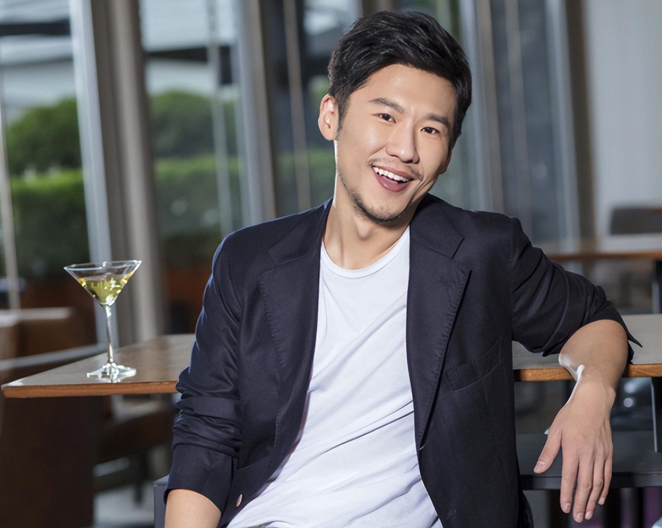 回顾演员王骁40岁走红娶平凡妻子生一女是母亲王馥荔的骄傲