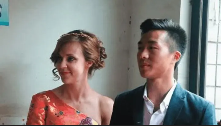 每天晚上演出结束之后,杨滩都会和朱迪打招呼.