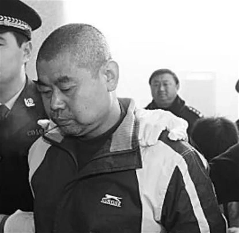 2002年香港拍卖一尊佛像文物局这不是故宫博物院的国宝吗