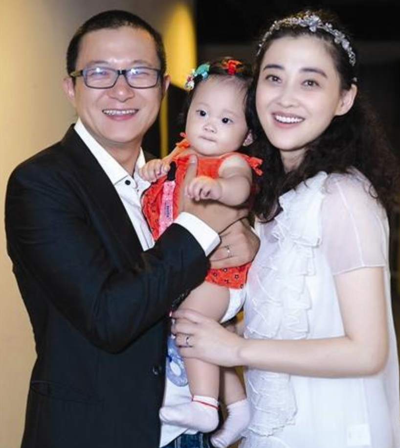 回顾曾剑娶二婚梅婷为妻婚后把她宠成宝儿女双全幸福美满