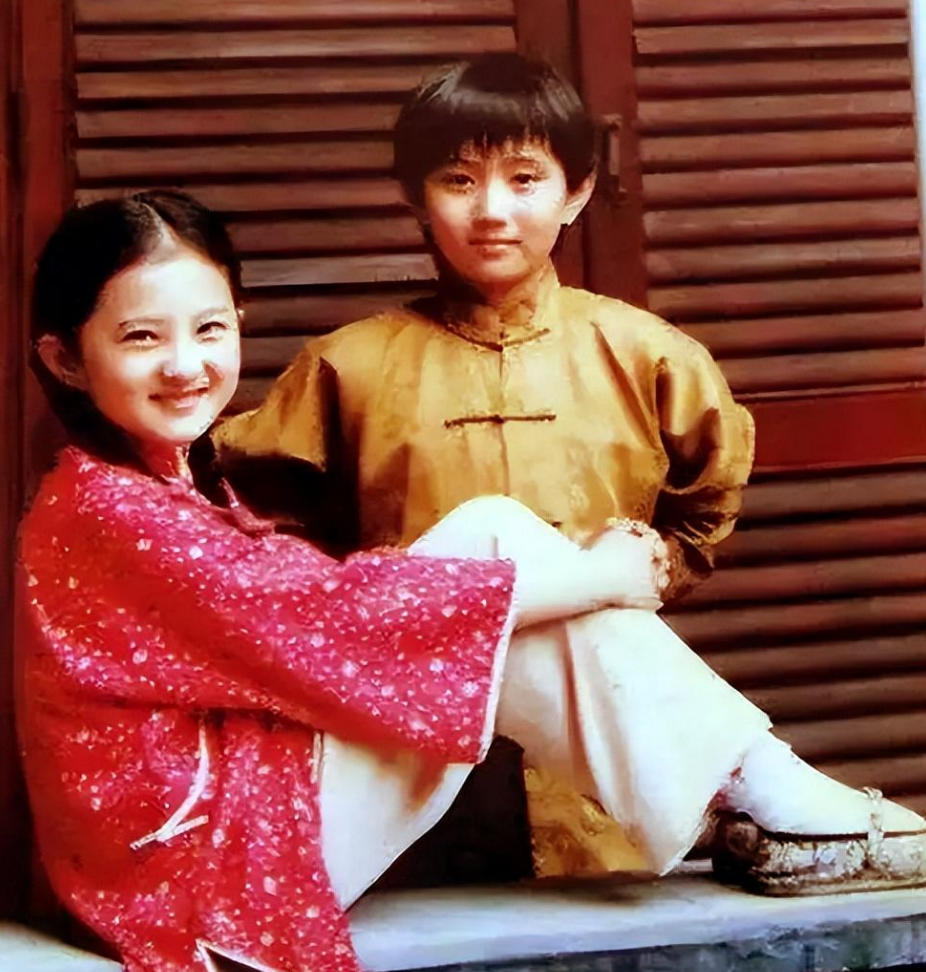 回顾著名童星长大后努力拍戏为何不红不火43岁未婚头发已白