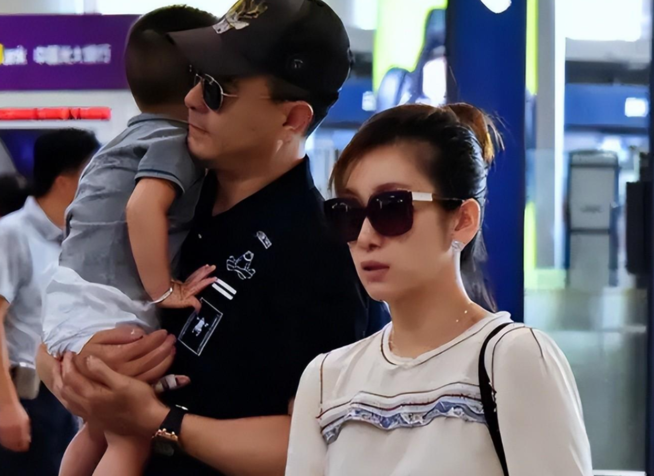 回顾演员秦海璐被富豪李厚霖抛弃嫁给二婚的王新军她幸福吗