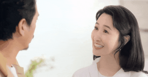 广告正片里的关咏荷表情更是自然流畅,脸不僵不肿,能看到岁月痕迹,却