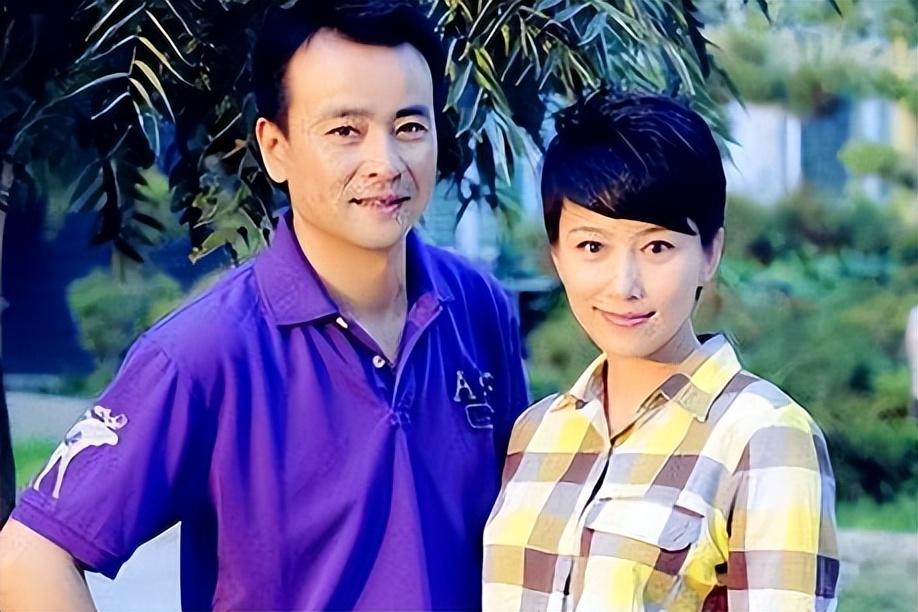 回顾演员罗钢娶小23岁郝蕾陪娇妻战胜遗传病48岁老来得子