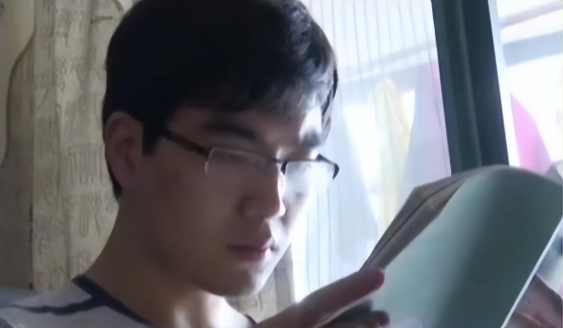 也许是不擅肢体运动,丁丁大部分的精力都放在了眼前的书本上,也展现了