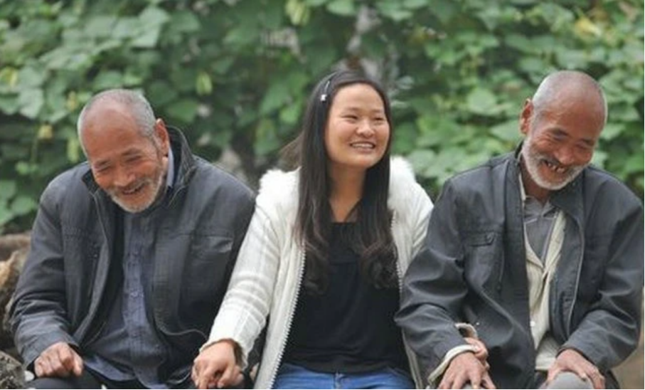 回顾安徽光棍兄弟为养弃婴装一车土仅赚3元多年后女婴拼命反哺