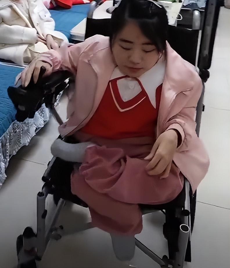 回顾重庆女子连生三胎瓷娃娃身高不到1米三姐妹现在想嫁人