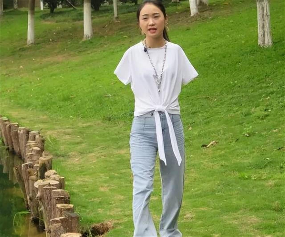 回顾无臂女孩杨佩9岁失去双臂她用脚绣十字绣如今身家千万