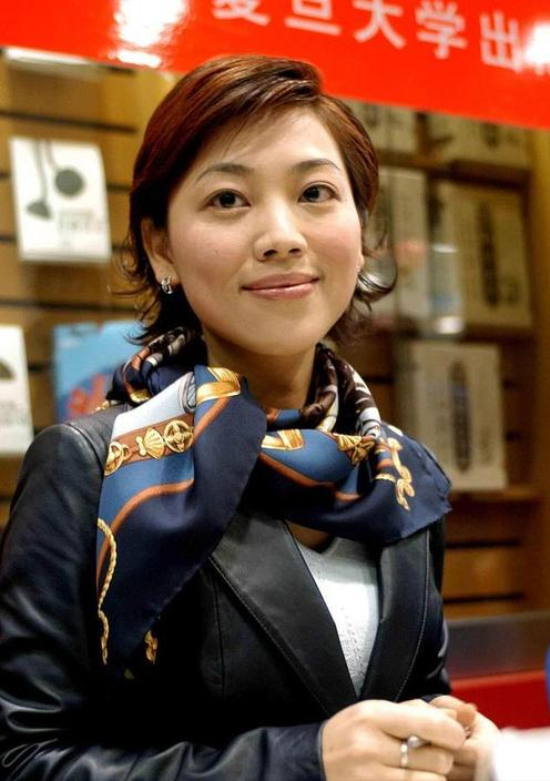 回顾著名主持人劳春燕和丈夫分居17年怀孕7个月仍要上班