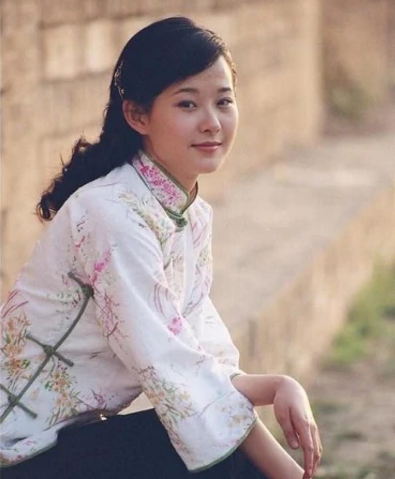 天真无邪的校长女儿杏莉,《山菊花》中又是临危不惧,坚贞不屈的孔香兰