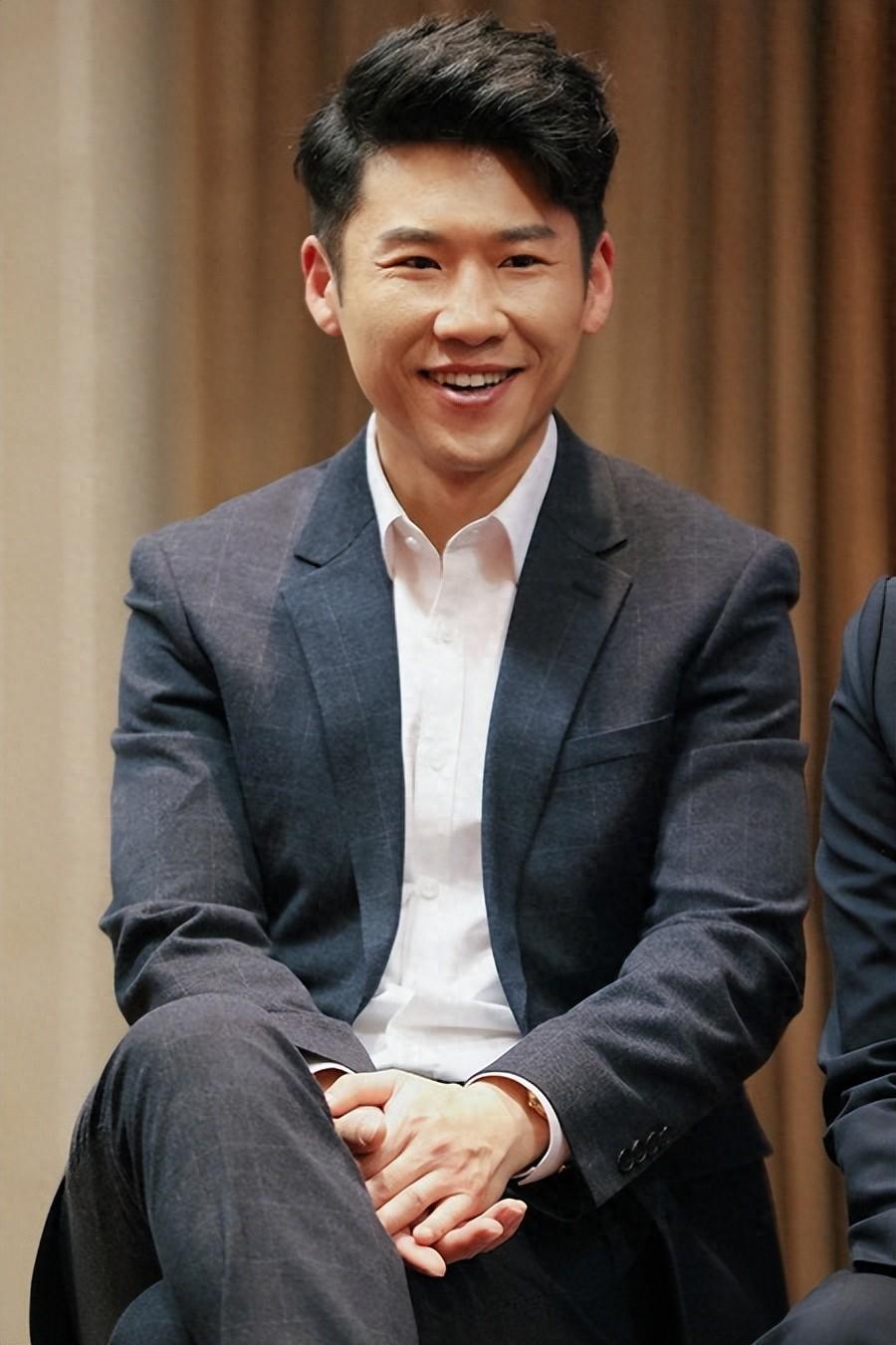 回顾演员王骁40岁走红娶平凡妻子生一女是母亲王馥荔的骄傲