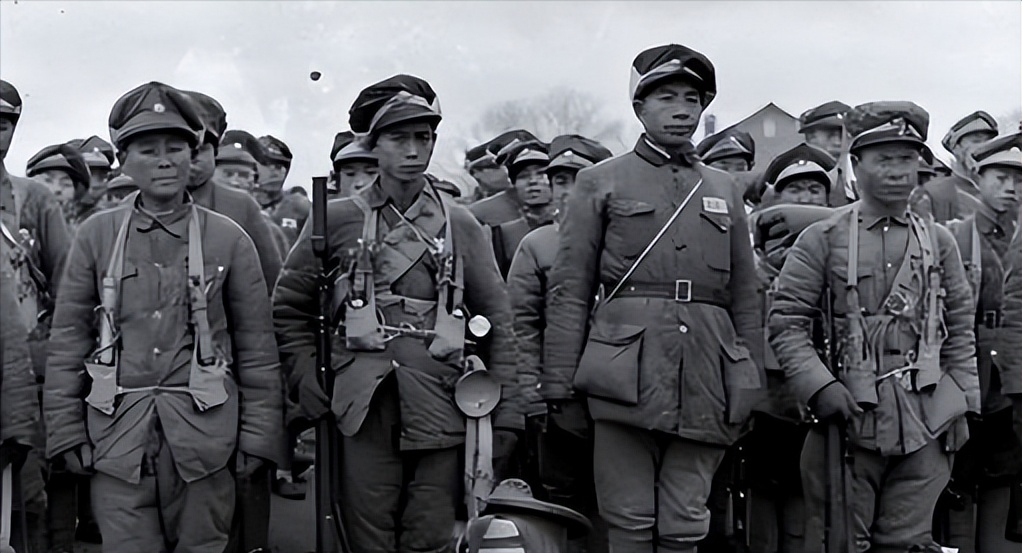 军长怕死逃离一战士带领部队突围后军长成农民战士成少将