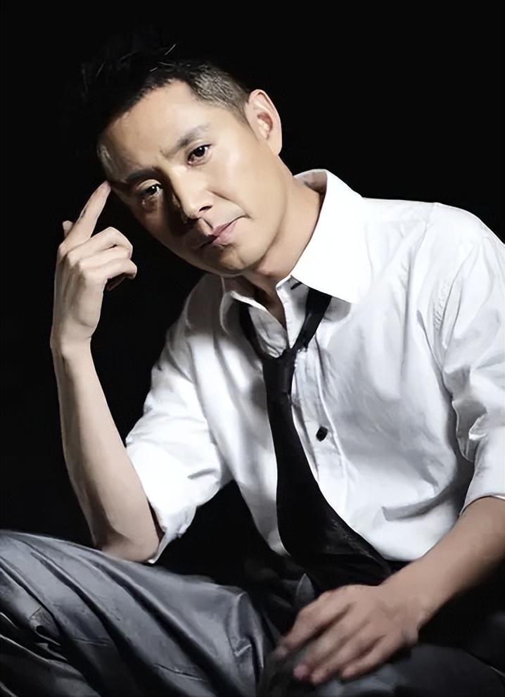 回顾他是著名演员35岁娶小妻子37岁当爹感恩岳父母的支持