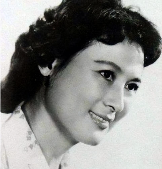 向梅原名武相梅,出生于1937年,老家在北平,也就是现在的首都北京.