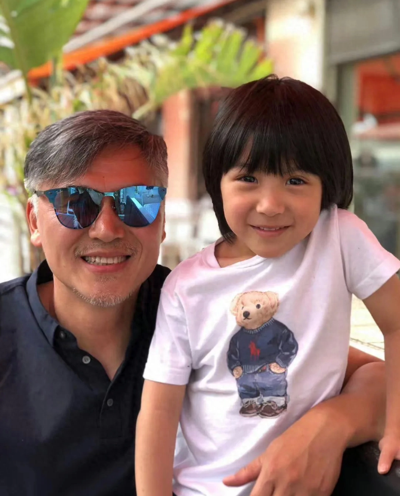 回顾淳于珊珊他55岁宝刀未老娶富家女生四子一家人乐融融