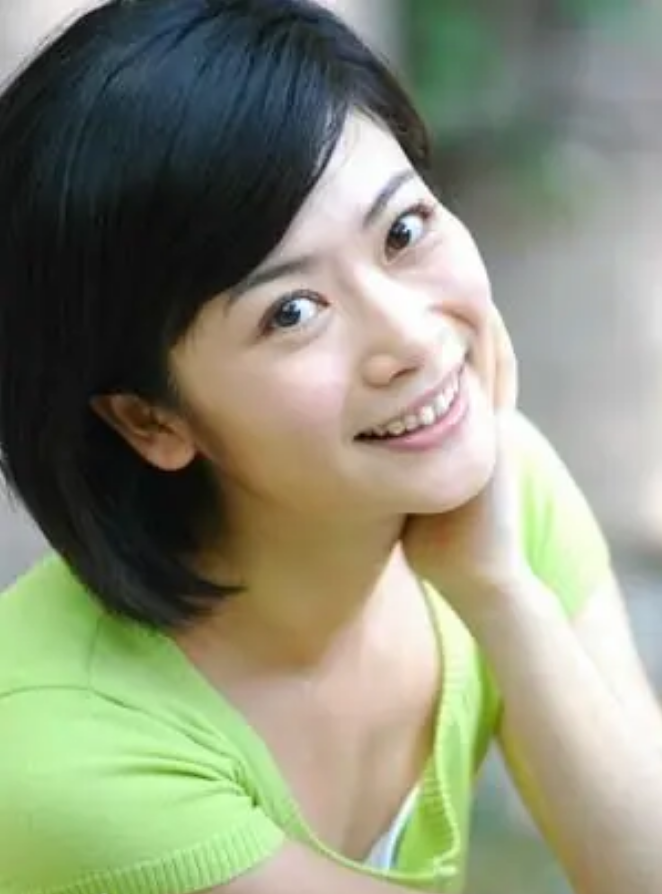 同时也出演了不少影视剧,其中《老娘舅和儿孙们》中的董佳佳一角尤为