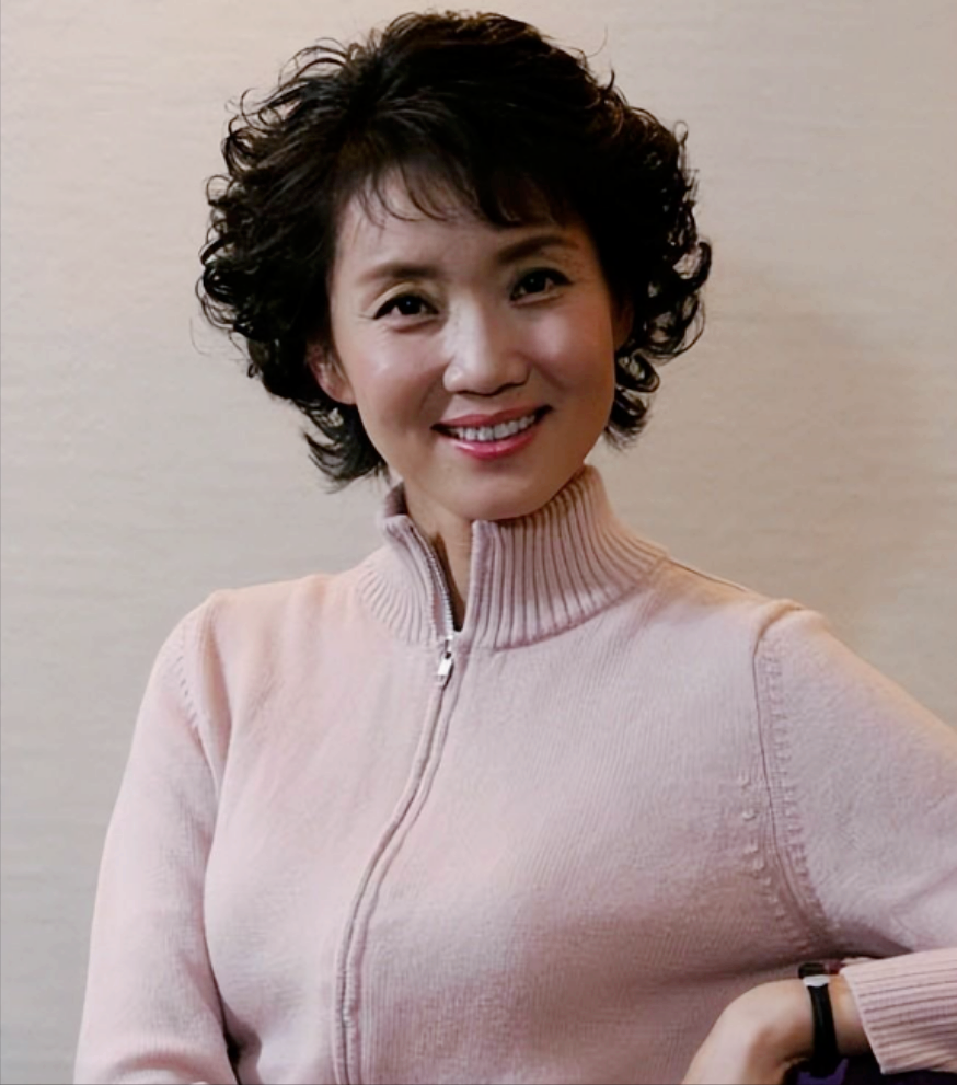 回顾不愧是央视首席女主播老奶奶年纪还那么美像淡雅的精灵