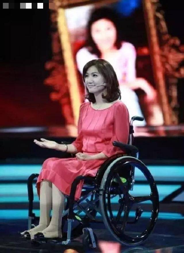 以主持人身份站在湖南卫视的舞台上,身边同台的是黄子佼和舒高.