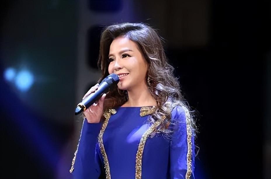 回顾主持人朱迅伺候瘫痪的公公与婆婆亲如母女被丈夫宠成宝