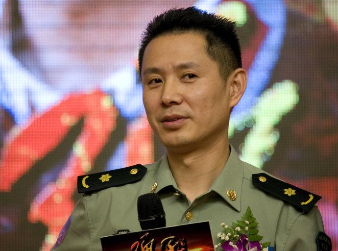 回顾他是著名演员35岁娶小妻子37岁当爹感恩岳父母的支持