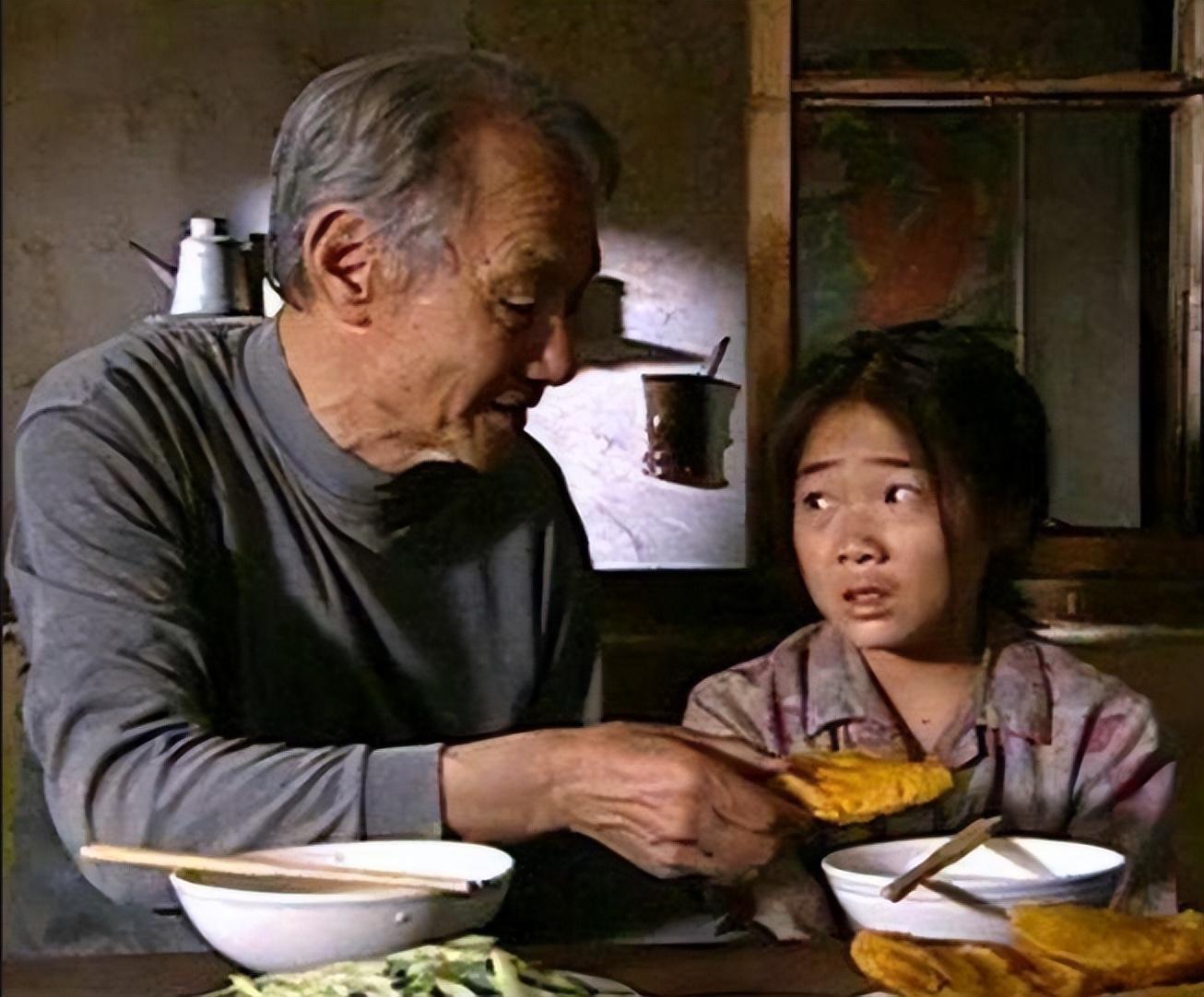 演员田成仁出演这部剧时已经82岁,老演员身上的敬业有目共睹,为了记住