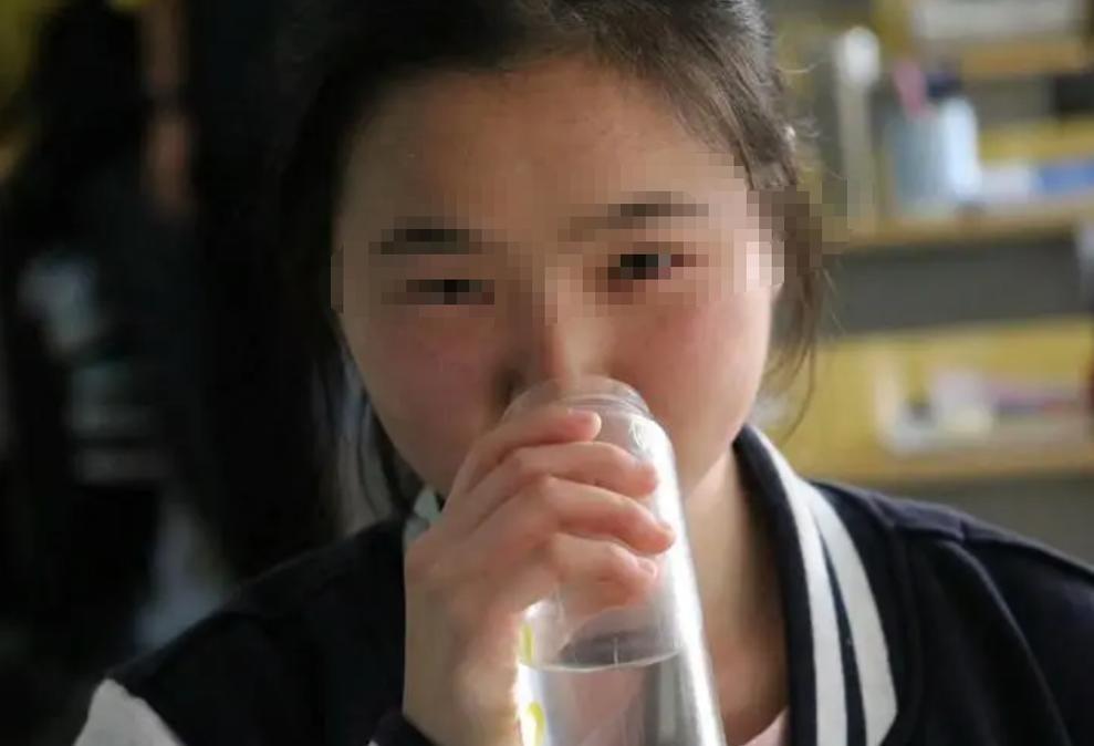 时间来到2020年,这时唐宗亿已经53岁了,而女儿也已经17岁了.