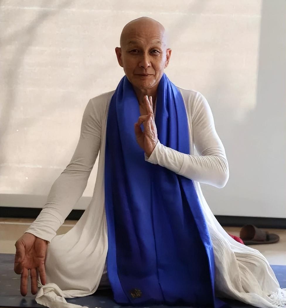 悟空(胡坚强饰)十三棍僧之一,刀枪棍棒样样精通.