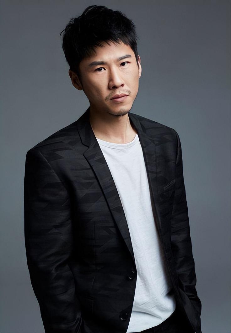 回顾演员王骁40岁走红娶平凡妻子生一女是母亲王馥荔的骄傲