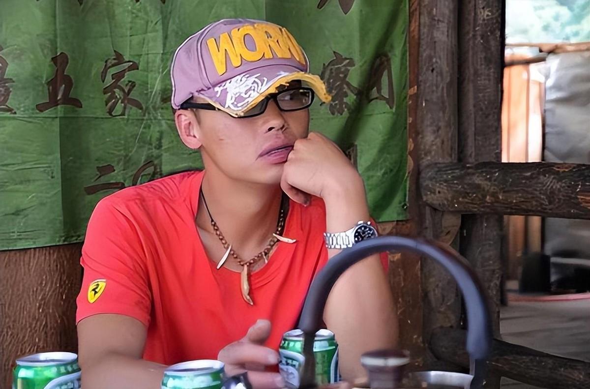 小柳急忙告诉老板徐鑫燕二人还在山上,还没有生命危险,让他们赶快去