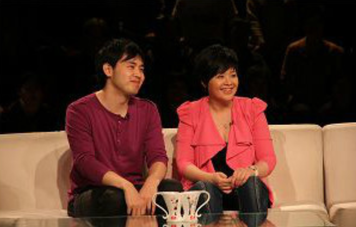 接上她打车到了出租屋楼下,他们家住五楼,因为没有电梯,看着被病痛