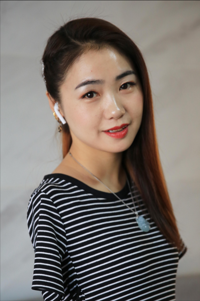 回顾无臂女孩杨佩9岁失去双臂她用脚绣十字绣如今身家千万