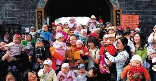 2008年汶川大地震时一群孕妇进入罗汉寺生下了108名娃娃