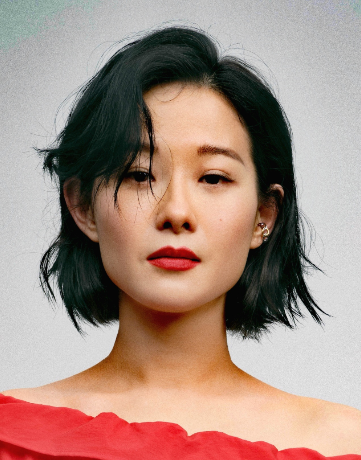 除此以外,众多角色中刘一莹出演的农妇居多,所以戏里的她总是"土的