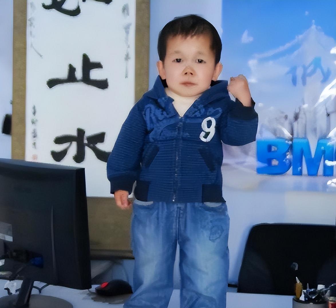 回顾袖珍人吴康他的外表看似小孩实则36岁如今靠拼图发家致富