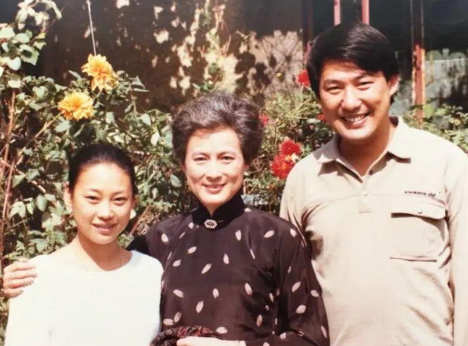 回顾演员向梅退休后生活悲凉背后真相曝光才知道风光后的痛