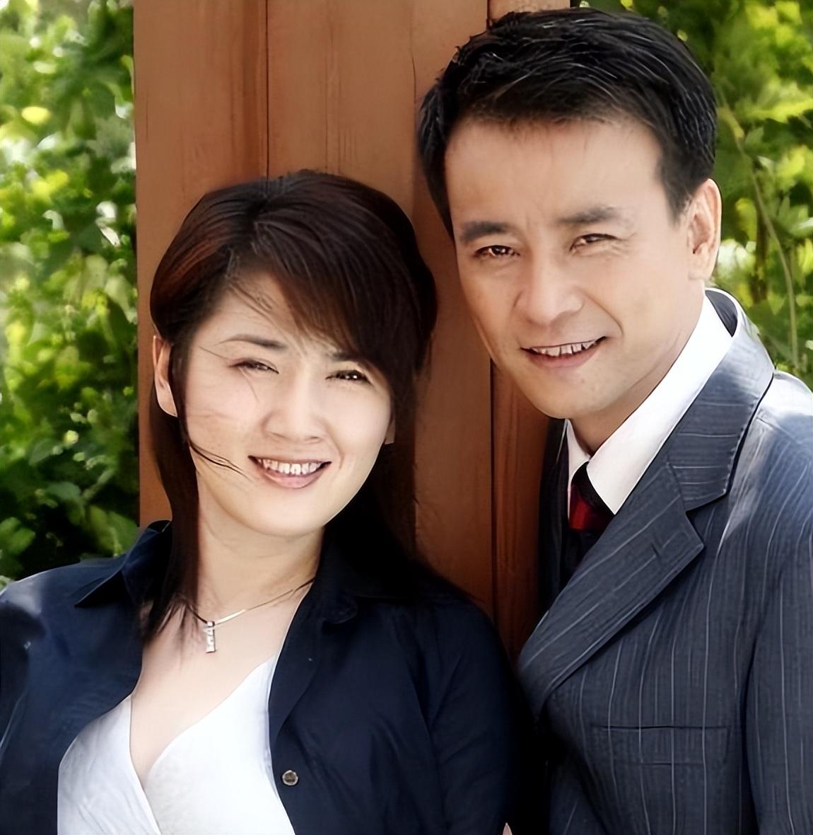 回顾演员罗钢娶小23岁郝蕾陪娇妻战胜遗传病48岁老来得子