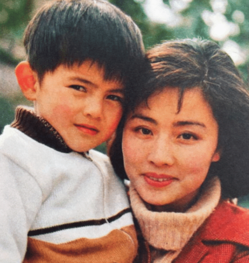一直到他五岁,才拥有了一间属于他们家的又小又黑的破房子.