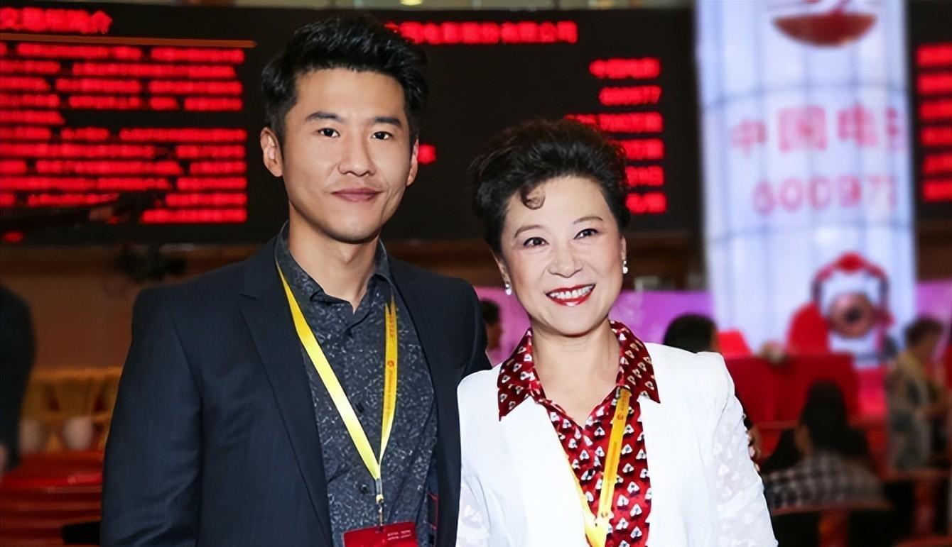 回顾演员王骁40岁走红娶平凡妻子生一女是母亲王馥荔的骄傲