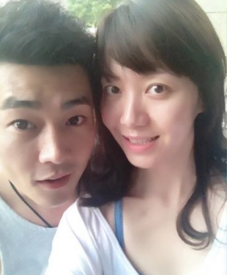 但是戏外的曹征对老婆孩子不要太爱,感兴趣的可以戳>知名演员曹征:戏