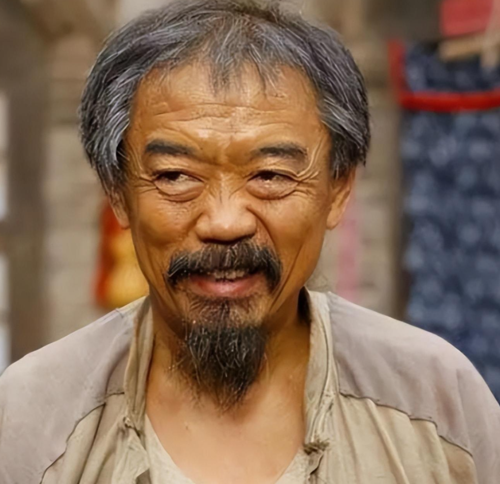 回顾:演员尚铁龙,16岁演老头年龄颜值限制不了戏路,68岁依旧发光