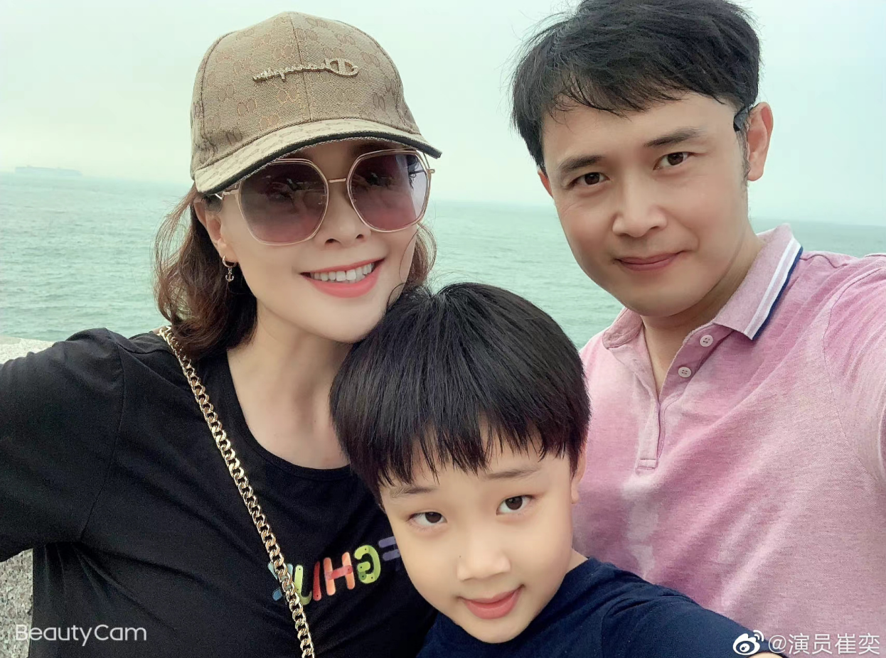 与此同时,崔奕也变得更温柔,更善解人意,做个好妻子,好妈妈,在拍戏的