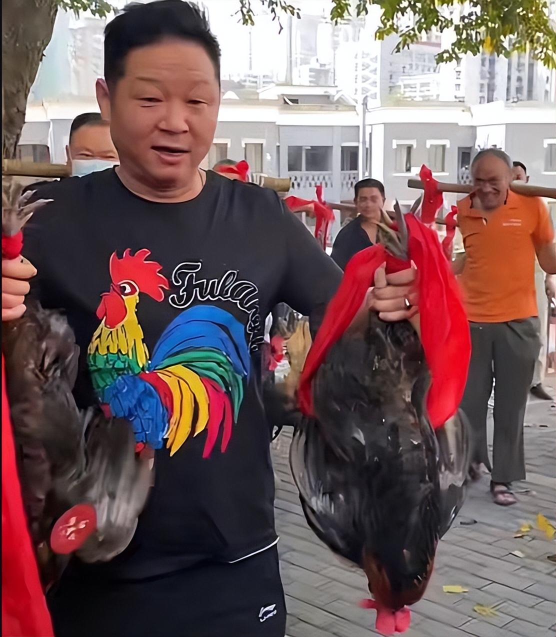 三德子养鸡身价上亿却在乡下庭院喝茶娶小15岁模特娇妻