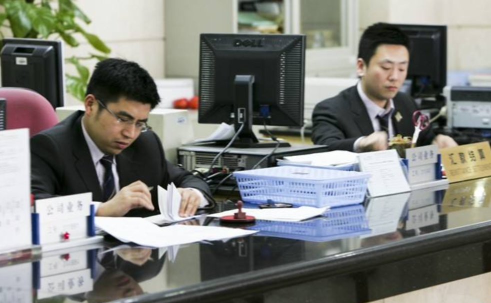 成都市双流某村镇银行支行长刘海斌此时正在自己的办公室内办公.