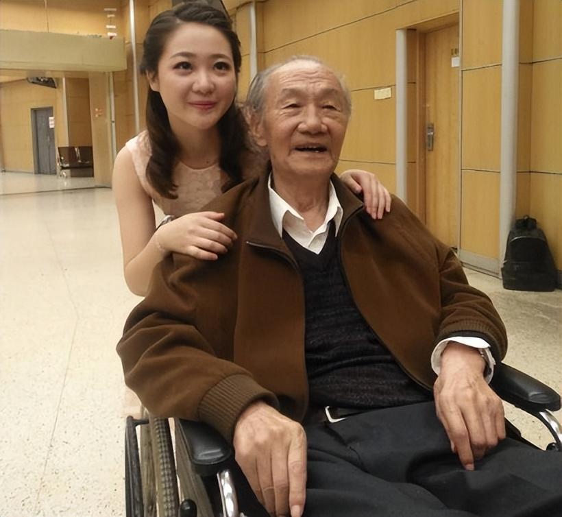 演员鲁园曾是天津人民广播电台的播音员,77岁时出演《守望幸福》中患