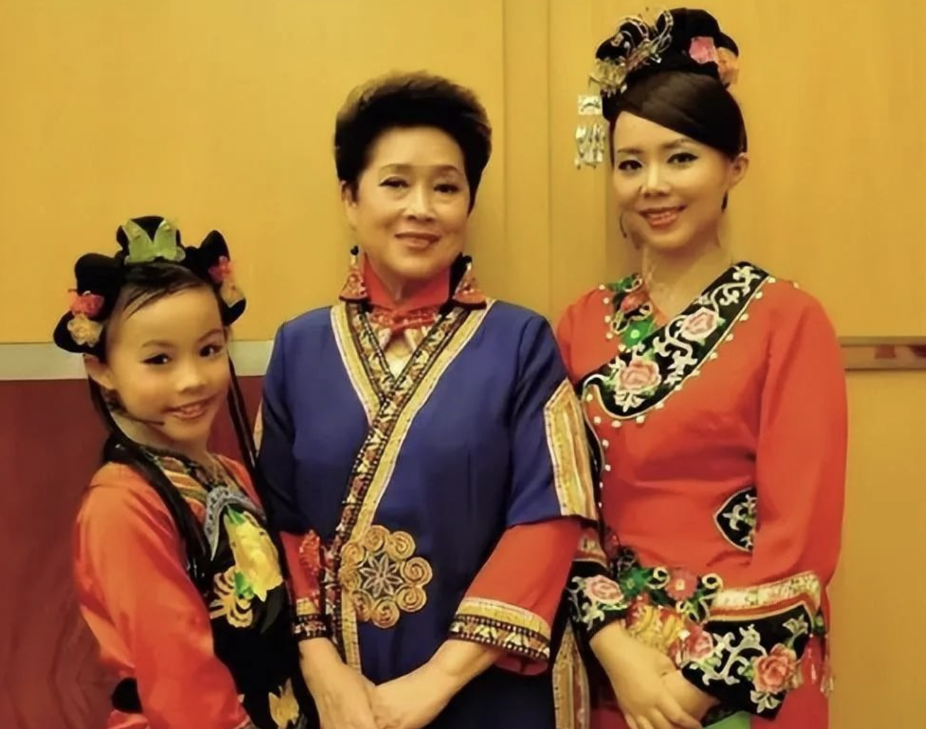 刘三姐黄婉秋与儿子先后离世遗言感动世人丈夫依旧悲伤