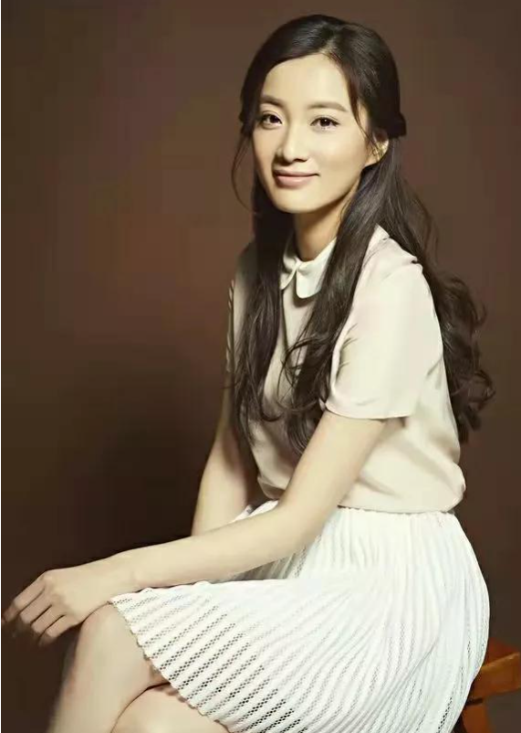 徐梵溪14岁出道3次上春晚男友花5亿娶闺蜜如今40岁未婚未育