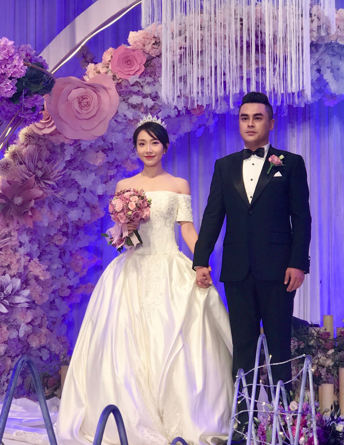 回顾她被称演艺界小魔女出道16年不温不火有好老公和帅儿子