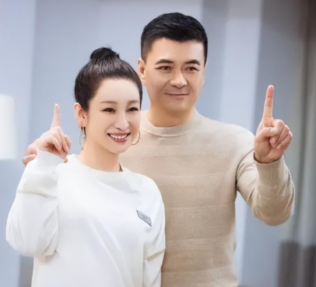 回顾演员秦海璐被富豪李厚霖抛弃嫁给二婚的王新军她幸福吗