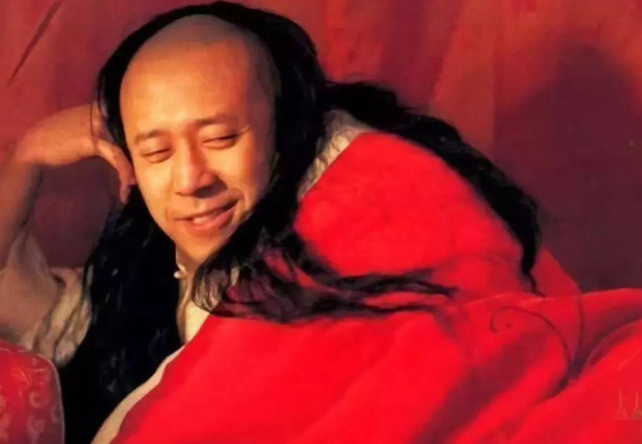 率先把霸王一角递给了姜文,可他却觉得没有挑战性,毛遂自荐演"虞姬"